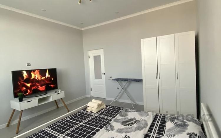 1-комнатная квартира · 49 м² · 7/9 этаж, мкр Атырау, Абулхайыр хана 51а — Аэропорт,Ледяной дворец за 13 000 〒 — фото 2