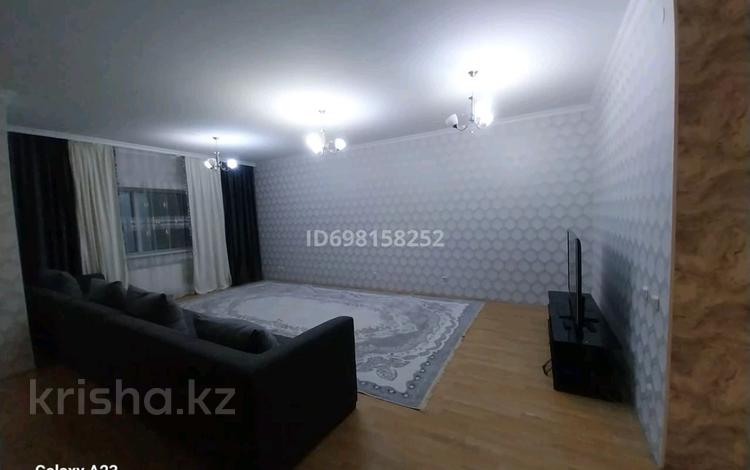 3-комнатная квартира, 124 м², 17 этаж помесячно, Достык 5 — Возле керуена