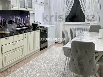 3-комнатная квартира · 90 м² · 10/10 этаж, Курмагазы 198 — Недалеко от вокзала. Анвар т.д рядом. за 300 000 〒 в Уральске, мкр Школьник