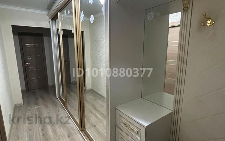 2-бөлмелі пәтер · 56 м² · 8/10 қабат, Бозтаева 59, бағасы: 26 млн ₸ в Семее — фото 2
