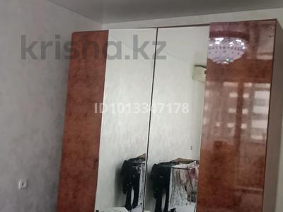 2-комнатная квартира · 37 м² · 5/5 этаж, Акмурзина 1 за 34 000 ₸ в Уральске