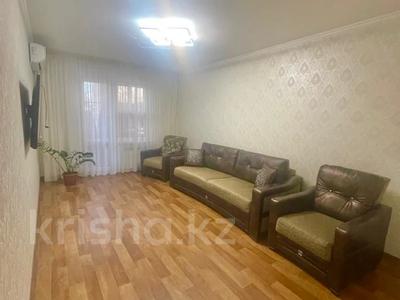 2-бөлмелі пәтер, 60 м², 2/5 қабат ай сайын, мкр Аксай-4 45, бағасы: 280 000 〒 в Алматы, Ауэзовский р-н