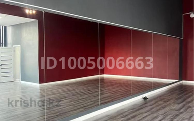 Свободное назначение, офисы, магазины и бутики, общепит, салоны красоты, фитнес и спорт, развлечения, конференц-залы, кабинеты и рабочие места, студии · 650 м² за 7.8 млн 〒 в Астане, Нура р-н — фото 2