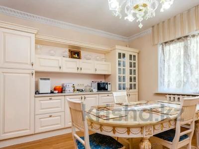 Отдельный дом · 5 комнат · 270 м² · 12 сот., мкр Казахфильм, Исиналиева 24 — Аль-Фараби за 1.2 млн ₸ в Алматы, Бостандыкский р-н