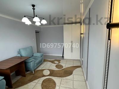 1-комнатная квартира, 45 м², 3/5 этаж помесячно, мкр Восток 12 — Рядом есть Камшат кафе и Атлант за 150 000 〒 в Шымкенте, Енбекшинский р-н