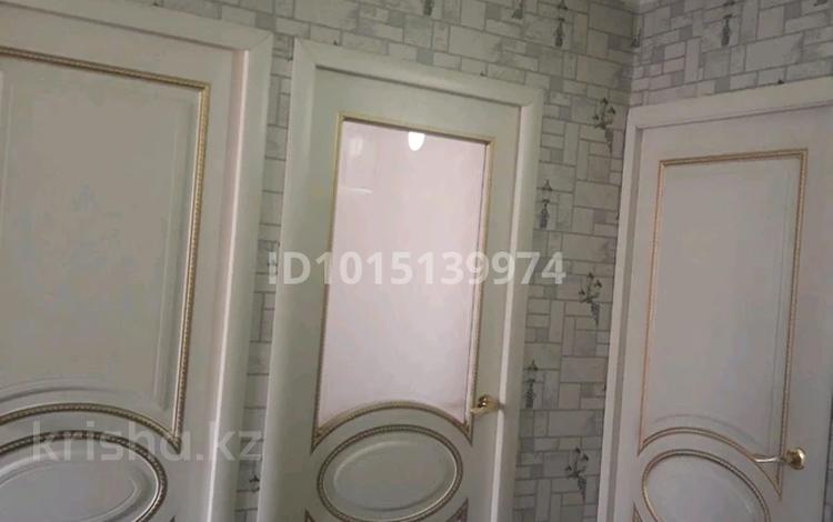 3-комнатная квартира · 64 м² · 5/5 этаж, Майкудук, Майкудук, 11а микрорайон 5 за 14.5 млн ₸ в Караганде, Алихана Бокейханова р-н — фото 2