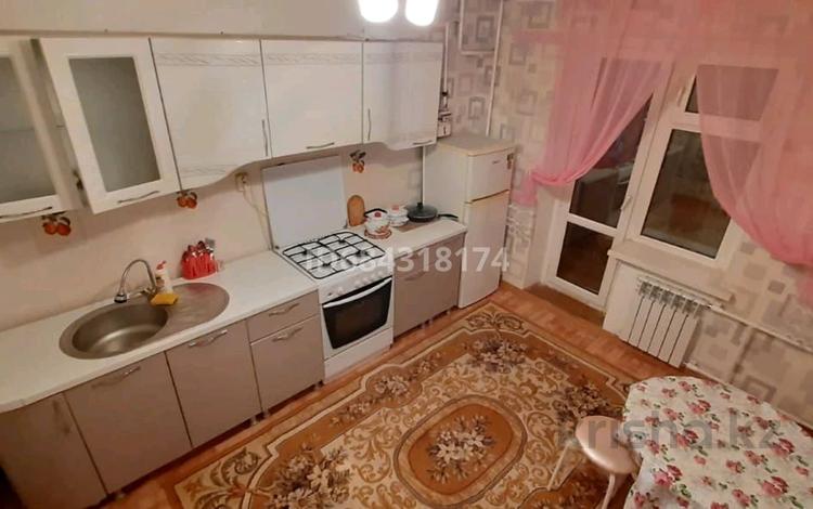 1-комнатная квартира · 45 м² · 1/10 этаж, мкр Кунаева 67 за 10 000 〒 в Уральске — фото 2