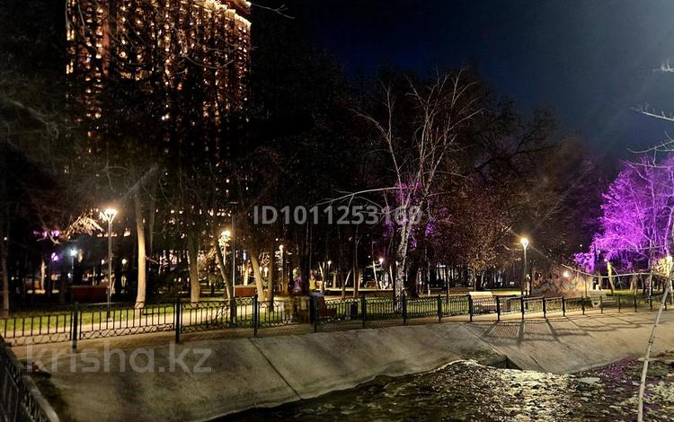 1-комнатная квартира · 32 м² · 13/13 этаж, Кармысова 84/2 — Гостиница Казахстан золотой квадрат Достык за 370 000 〒 в Алматы, Медеуский р-н — фото 2