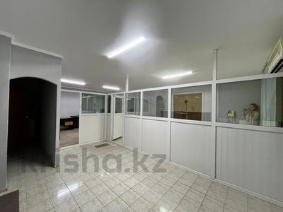 Свободное назначение, офисы, медцентры и аптеки, образование, конференц-залы, кабинеты и рабочие места, студии · 58 м² за 180 000 〒 в Актобе, мкр 8