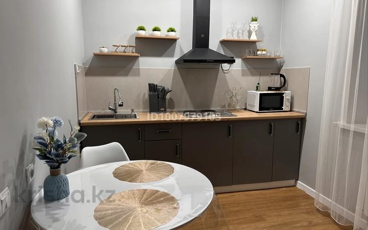 1-комнатная квартира · 40 м² · 7/10 этаж, мкр Юго-Восток, 137-й учётный квартал 349 за 250 000 ₸ в Караганде, Казыбек би р-н — фото 2