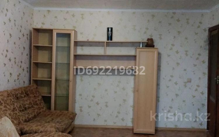 2-комнатная квартира, 50 м², 4/9 этаж помесячно, Курмангазы 108 за 130 000 〒 в Уральске, мкр Школьник — фото 2