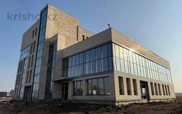 Свободное назначение, офисы, магазины и бутики, общепит, салоны красоты, бани, гостиницы и зоны отдыха, медцентры и аптеки, образование, развлечения · 2600 м² за 1.3 млрд 〒 в Астане, Нура р-н — фото 2