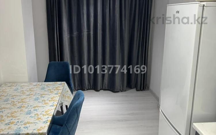 1-комнатная квартира · 43 м² · 9/10 этаж, мкр Айнабулак-2 85 А за 250 000 ₸ в Алматы, Жетысуский р-н — фото 2