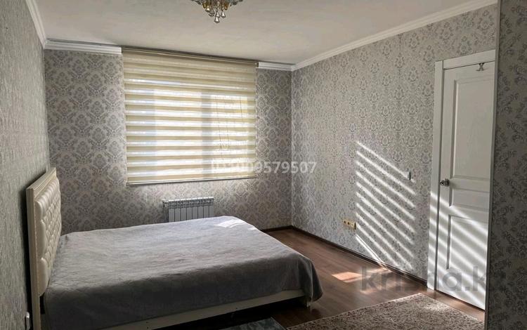 2-комнатная квартира · 65 м² · 8/9 этаж, мкр Аккент за 300 000 ₸ в Алматы, Алатауский р-н — фото 3