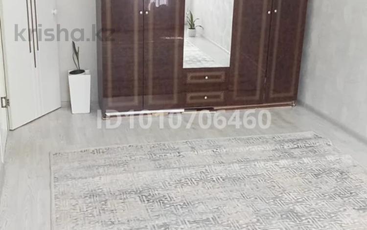 1-комнатная квартира · 34 м² · 1/9 этаж, мкр 4 10 за 14 млн ₸ в Уральске — фото 2