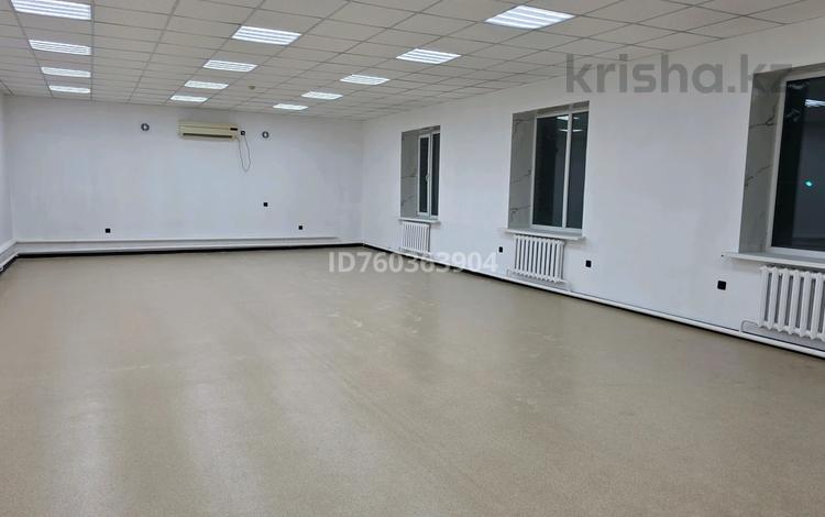 Свободное назначение, офисы, магазины и бутики, склады, медцентры и аптеки, развлечения, кабинеты и рабочие места, студии · 110 м² за 600 000 〒 в Уральске, мкр Кадыра Мырза-Али — фото 8