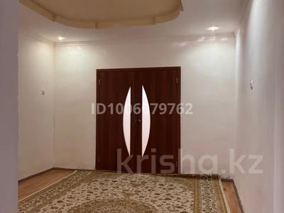 Отдельный дом · 4 комнаты · 150 м², мкр Атырау, Ермеккали бегалиева 4 — Онай кулинария старый хюндай центр напротив за 350 000 〒