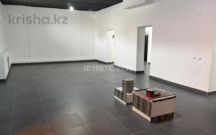 Свободное назначение, офисы, магазины и бутики, склады, салоны красоты, фитнес и спорт, образование, развлечения, конференц-залы, кабинеты и рабочие места, студии · 145 м² за 350 000 〒 в Актобе, мкр. Алтын орда — фото 2