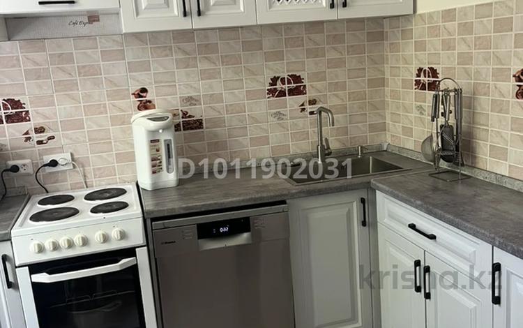 3-бөлмелі пәтер · 58 м² · 2/2 қабат, Просп. Бейбитшилик 16, бағасы: 180 000 〒 в Жезказгане — фото 2
