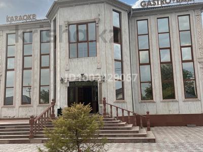 Свободное назначение, офисы, общепит, образование, развлечения, конференц-залы, кабинеты и рабочие места, студии · 700 м² за 1.5 млн 〒 в Таразе