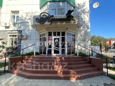 Свободное назначение, офисы, магазины и бутики, салоны красоты, медцентры и аптеки, образование, конференц-залы, кабинеты и рабочие места, студии · 70 м² за 385 000 〒 в Уральске, мкр Школьник