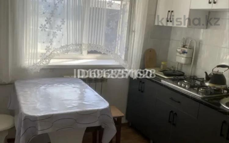 2-бөлмелі пәтер · 40 м² · 4/4 қабат, Төле би 73, бағасы: 13 млн ₸ в Таразе — фото 2