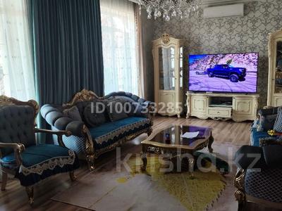 Дом · 8 комнат · 300 м², Самал за 150 000 〒 в Булактах