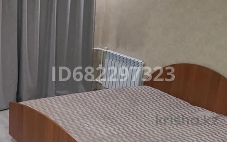 1-комнатная квартира, 35 м², 3/5 этаж посуточно, Нуркен Абдирова 36/1 за 9 000 〒 в Караганде, Казыбек би р-н — фото 2