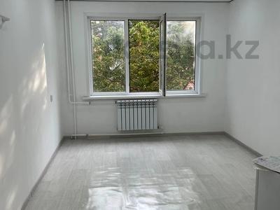 1-комнатная квартира · 17.3 м² · 3/5 этаж, Х. Чурина — Дом быта за 4.5 млн 〒 в Уральске, мкр Школьник