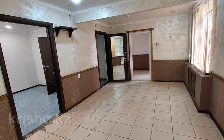 Свободное назначение, офисы, магазины и бутики, склады, салоны красоты, медцентры и аптеки, образование, развлечения, конференц-залы, кабинеты и рабочие места, студии · 70 м² за 250 000 〒 в Уральске, мкр Строитель — фото 15