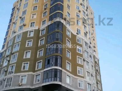 2-комнатная квартира, 80 м², 14/14 этаж посуточно, мкр 11 144 — Абулхаирхана Аквапарк за 15 000 〒 в Актобе, мкр 11