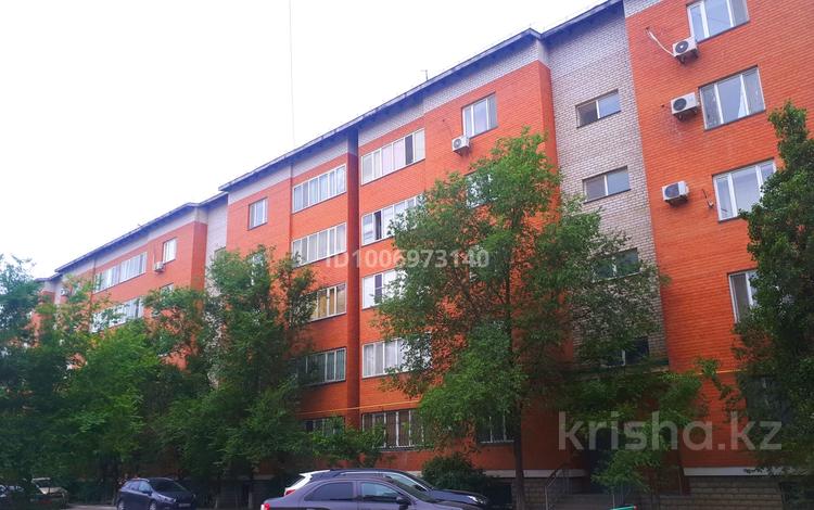 2-бөлмелі пәтер · 70 м² · 1/5 қабат, мкр Центральный, Абая 11А, бағасы: 29 млн ₸ в Атырау — фото 2
