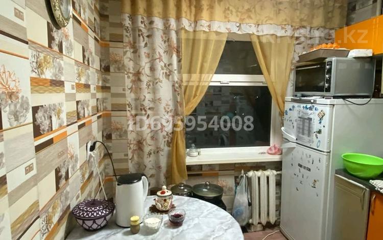 2-комнатная квартира, 42 м², 4/5 этаж, Майкудук, Майкудук, 12й микрорайон 12 за 8.9 млн 〒 в Караганде, Алихана Бокейханова р-н — фото 2