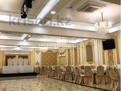 Свободное назначение, офисы, магазины и бутики, общепит, салоны красоты, бани, гостиницы и зоны отдыха, фитнес и спорт, медцентры и аптеки, образование, развлечения, конференц-залы, кабинеты и рабочие места, студии · 900 м² за 6 000 ₸ в Семее