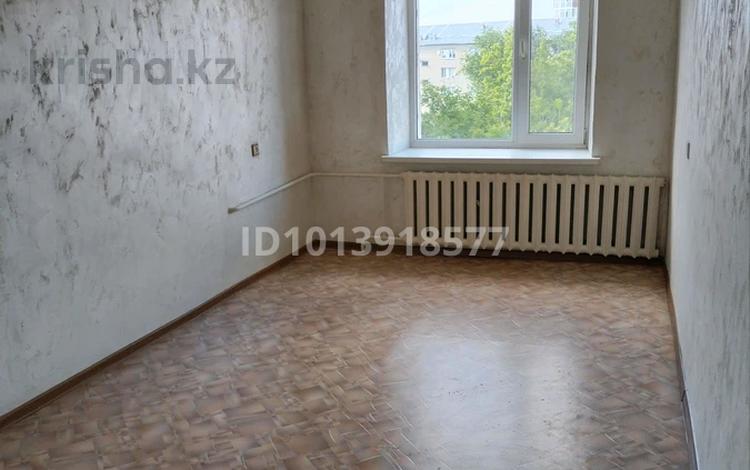 2-бөлмелі пәтер · 45 м² · 5/5 қабат, Ақ Отау 24 — 8 школа, бағасы: 8.7 млн ₸ в Уральске — фото 2