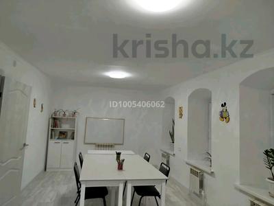 Отдельный дом · 2 комнаты · 60 м², Карева — Филармония, 3 поликлиника за 250 000 〒 в Уральске