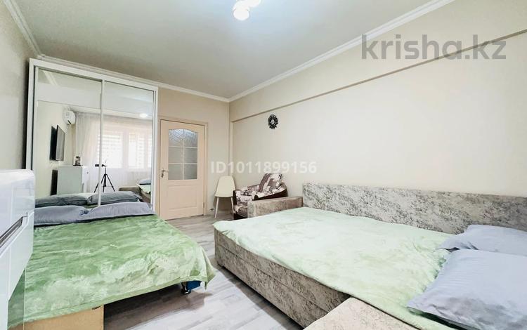 1-бөлмелі пәтер · 50 м² · 2/4 қабат, Абая 23, бағасы: 14 900 ₸ в Алматы — фото 2