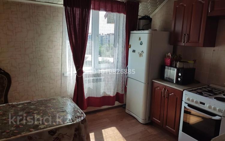 1-бөлмелі пәтер · 39 м² · 6/6 қабат, мкр Кокжиек 36 — Жетуысуйский район, микрорайон Кокжиек, дом 36. Рядом поликлиника и школа. Видео с балкона. Этаж 6, мансардный. Тиая и теплая квартира. Во дворе детская площадка. Вся мебель и бытовая техника: кондиционер, стиралка, плита, холодильник. Балкон не застеклен. Площадь 39кв.м, бағасы: 19 млн ₸ в Алматы, Жетысуский р-н — фото 2