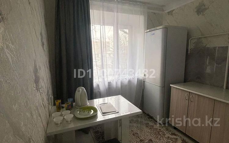 2-комнатная квартира · 43 м² · 1/5 этаж, 40 квартал 5 за 15 000 ₸ в Семее — фото 2