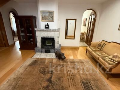 6-комнатная квартира · 300 м² · 3/3 этаж, Желтоксан 111 за 1 млн 〒 в Алматы, Алмалинский р-н