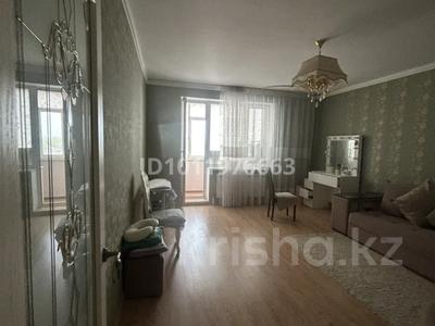 2-бөлмелі пәтер · 90 м² · 4/5 қабат, ул. Темирбека Жургенова 58, бағасы: 300 000 ₸ в Актобе, мкр. Курмыш