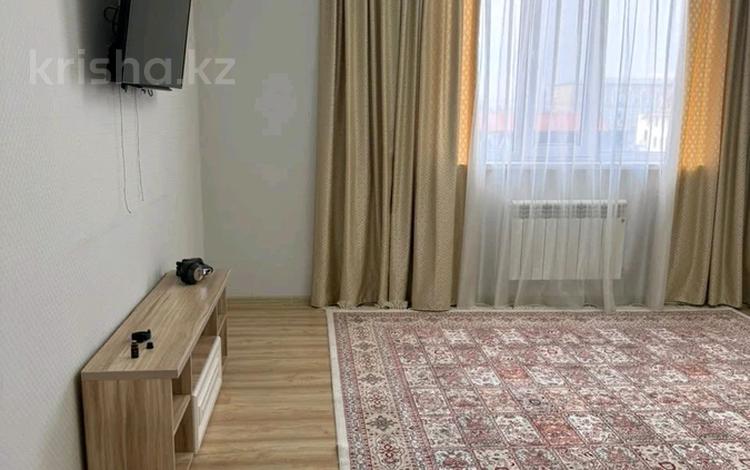 2-бөлмелі пәтер · 80 м² · 3/9 қабат, Валиханова 13-21, бағасы: 300 000 ₸ в Атырау — фото 4