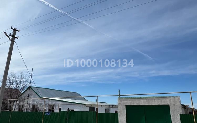 Отдельный дом · 3 комнаты · 97 м² · 10 сот., Мкрн. Кызылтал, ул. Бота 32 за 13 млн 〒 в Аксае — фото 2