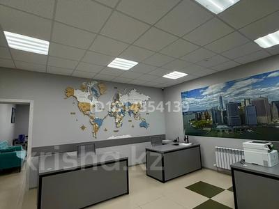 Свободное назначение, офисы, салоны красоты, фитнес и спорт, медцентры и аптеки, образование, конференц-залы, кабинеты и рабочие места, студии · 100 м² за 500 000 ₸ в Актобе, мкр. Алтын орда