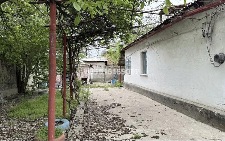Отдельный дом · 5 комнат · 120 м² · 6 сот., С.Алимбаев 22 — Үй шамамен көшенің ортасында орналасқан, көшенің екі жақ бетінде де үйлер, центр за 10 млн ₸ в Сарыагаш — фото 2