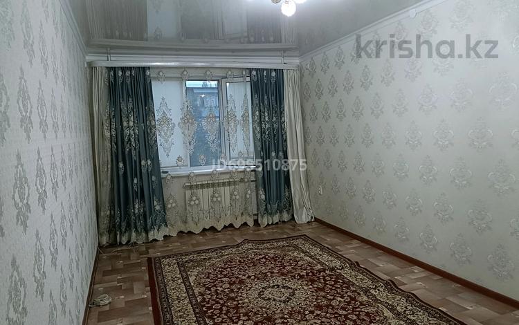 2-комнатная квартира, 45 м², 4/5 этаж помесячно, мкр 8 76 за 130 000 〒 в Актобе, мкр 8 — фото 11