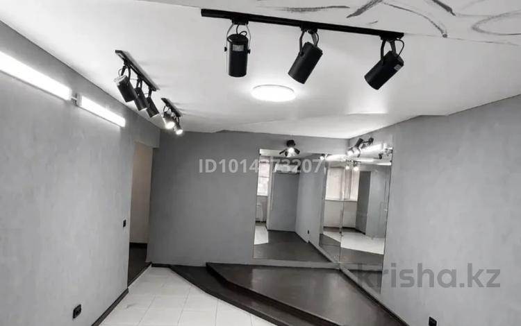 Кеңселер, дүкендер мен бутиктер, сұлулық салондары · 58 м², бағасы: 27 млн ₸ в Уральске, мкр Школьник — фото 2
