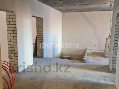 3-бөлмелі пәтер · 200 м² · 1/5 қабат, 4 ш/а 29, бағасы: 28 млн ₸ в Уральске, мкр 4