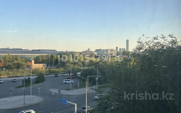 4-комнатная квартира · 80 м² · 5/9 этаж, Ташенова 23 — Кравцова за 42 млн ₸ в Астане, р-н Байконур — фото 2