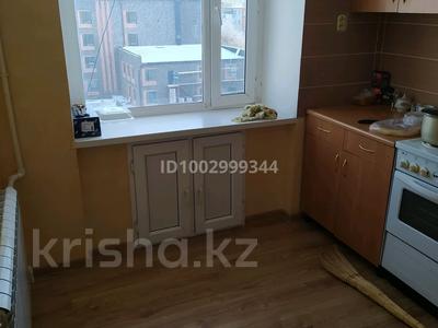 3-комнатная квартира · 53 м² · 5/5 этаж, Алашахана 14 — Дом быта за 200 000 〒 в Жезказгане